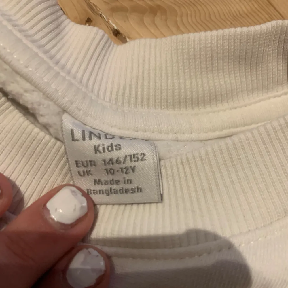 Säljer en fin tröja från Lindex, den är i storlek 146-152, den är i superbra skick. Skriv för frågor, köparen står för frakten! 💛💛. Tröjor & Koftor.