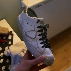 Phillipe model  - Säljer dessa vita och svarta 🌟Phillipe model🌟 för 1399kr, 🌟Ny pris 3895kr🌟Storlek 40 men passar 41. Lådan ingår och något slags creas skydd. skicket är ganska bra men inte perfekt🌟Om föredrar vita skosnören går det att fixa hör av dig vid frågor!!!!🤙🏽