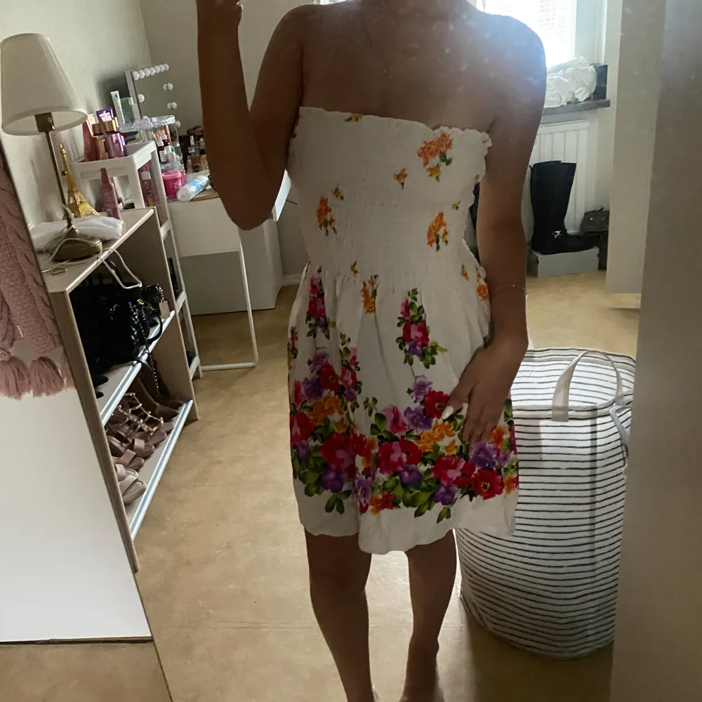 Helt ny klänning perfekt inför sommar köp direkt för 299kr. Klänningar.
