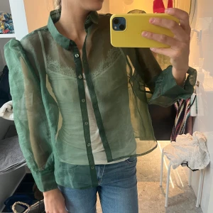 Mesh topp från Monki! - Söt mesh topp att ha över linne! Köparen står för frakt 