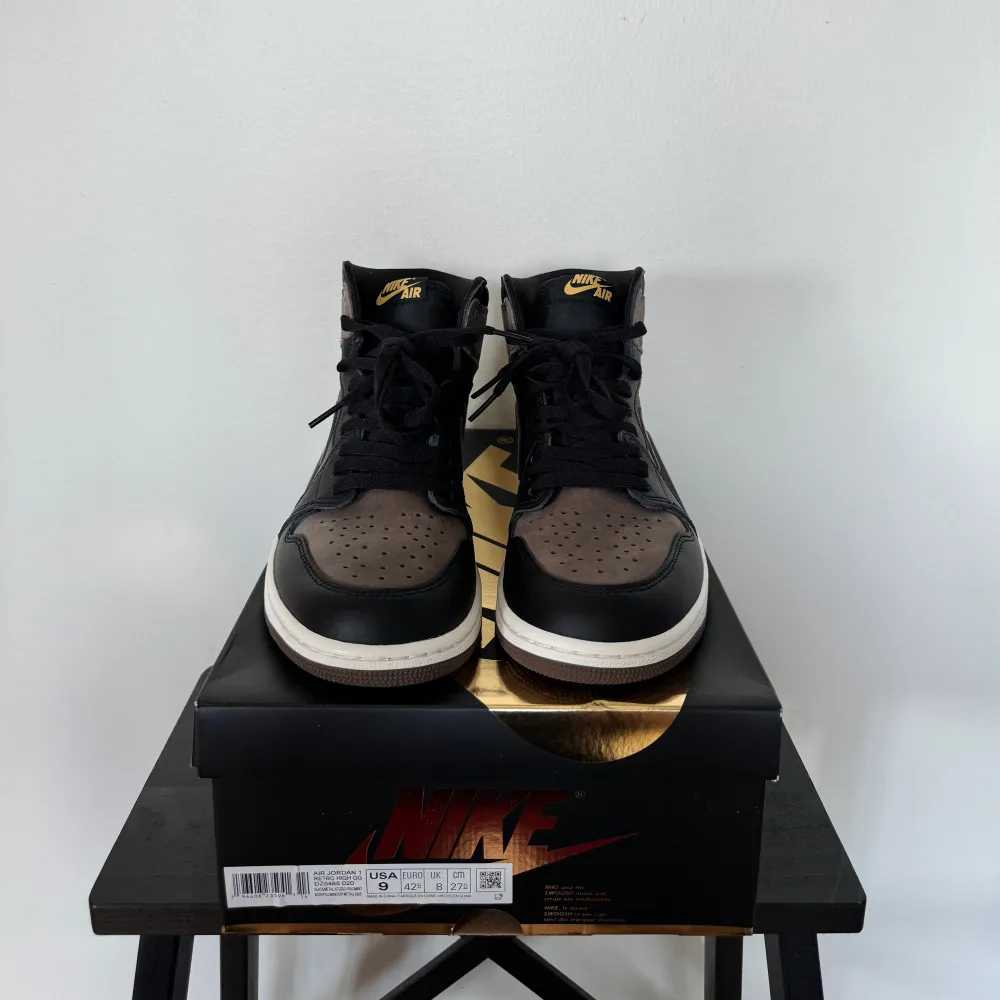 Ett par Nike Air Jordan 1 Palamino i storlek 42.5 (US 9/UK 8) i nyskick. Använda 1 gång. Köpta på Sneakersnstuff. Skor.