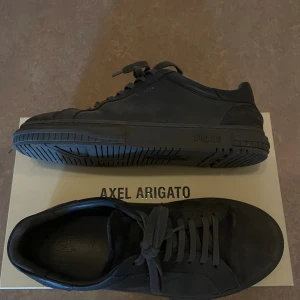 Arigato skor - Skorna är använda för några månader, nypris ligger på 2500kr. Jag säljer de för 1100kr.