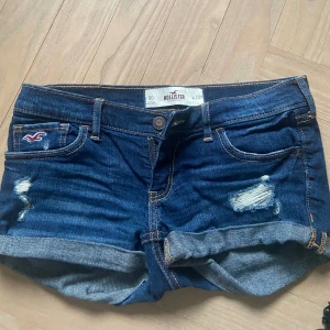 Jeansshorts Hollister - 37 cm midjemått rakt över  20 cm i höjd Säljer då de inte kommer till användning. Väldigt bra skick💕🔥