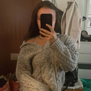 Stickad tröja  - Stickad grå tröja. Superskön och mjuk. Storlek S. Från mango. 