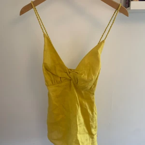 Linne Scotch and soda  - Gult linne från Scotch & Sodas sample sale💛 det har ingen storlek men skulle säga att det passar S. Helt oanvändt med prislappar kvar! 