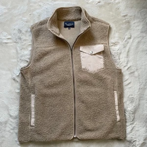 Bondelid väst - En bondelid väst i storlek S. Skick 10/10 Nypris: 999kr Mitt pris: 599kr! Hör av dig vid minsta fråga eller fundering🤗