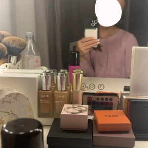 Rosa stickad tröja - Jag säljer denna stickade tröja för 80kr som knappt är använd jag har använt den 4 ggr men den kommer inte till användning längre! Man kan inte se storleken men jag skulle säga xs för den passar på mig och jag har i vanliga fall xs💕💕💕pris kan ändras!