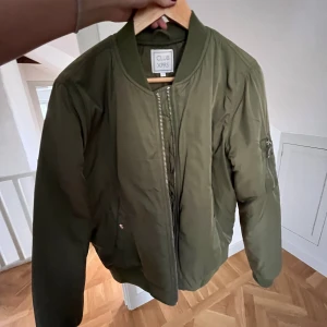 Snygg grön bomberjacka - Knappt använd bomberjacka i grönfärg. Den är lite oversize och superskön 🩷passar strl: S-L, tar endast swish