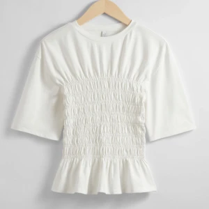 Other stories smockad topp - Säljer denna sjukt fina topp från other stories, helt ny bara uppackad ur paketet men passade inte som jag ville. Slutsåld ÖVERALLT och jätte populär, prislapp finns❤️ Hör av er vid frågor!  Det är bara att trycka på KÖP NU❤️