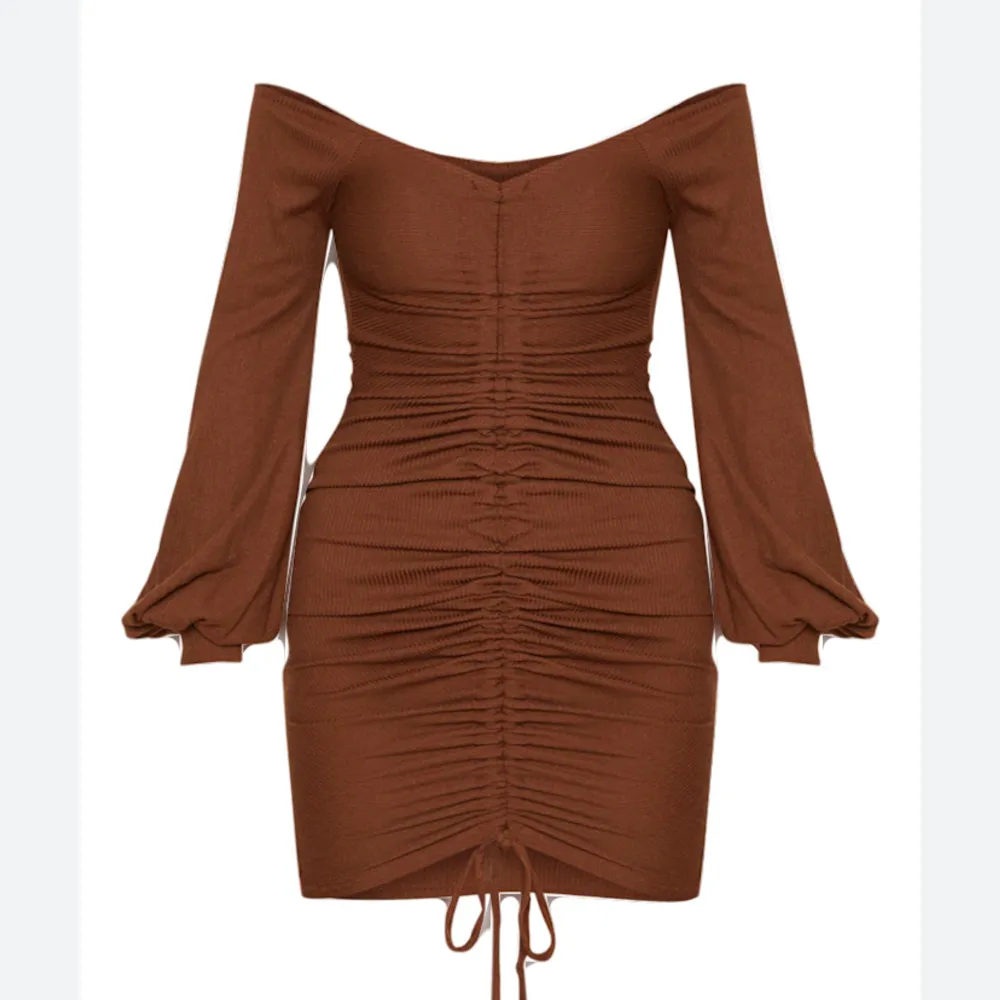 Säljer denna mörkbruna festklänning från Pretty little thing i storlek 32/0. Passar en XS. Använd endast en gång och säljer för att den aldrig kommer till användning. Är i nyskick!  Säljer för 50 kr💕. Klänningar.