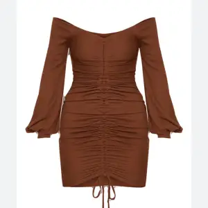 Säljer denna mörkbruna festklänning från Pretty little thing i storlek 32/0. Passar en XS. Använd endast en gång och säljer för att den aldrig kommer till användning. Är i nyskick!  Säljer för 50 kr💕