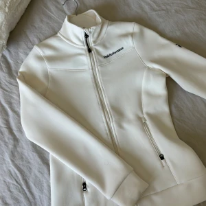 Super snygg kofta från Peak performance  - Helt ny, använd endast 1 gång. Köpt nypris för 1,300kr 