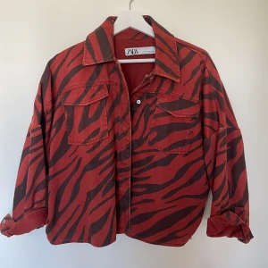 Jeansjacka  - Supercool jeansjacka med zebramönster från Zara💘💘