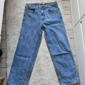 Säljer min killes as feta Empyre jeans. Dom är i storlek 32 och väldigt fina. Ny pris är 800 typ. Dom är lite slitna där nere annars är dom i väldigt bra skick 