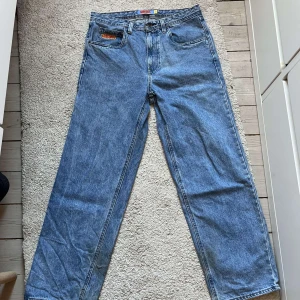 Empyre jeans  - Säljer min killes as feta Empyre jeans. Dom är i storlek 32 och väldigt fina. Ny pris är 800 typ. Dom är lite slitna där nere annars är dom i väldigt bra skick 