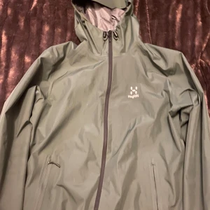 Haglöfs jacka  - Hej säljer en Haglöfs jacka den passar inte mig den är gott som ny har bara använd den några gånger (kan byta också) jackan är äkta!!!!