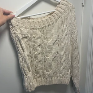 One shoulder tröja  - Stickad tröja från Gina i mycket fint skick. Endast använd 2 gånger. Nypris 499kr💕