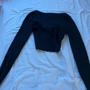 Långärmad ”Monki” tröja (svart) - Det är en långärmad svart monki tröja som är super fin men som tyvärr inte kommer till användning 💗💗 Den är i storlek XS och är en väldigt kort magtröja 💗💗