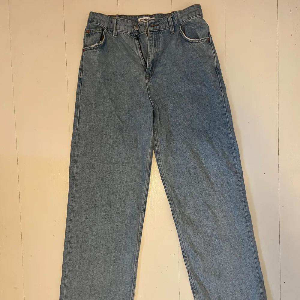 Ljusblåa baggy jeans från Pull and Bear. Jeans & Byxor.