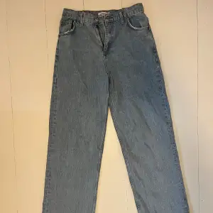 Ljusblåa baggy jeans från Pull and Bear