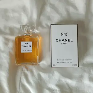 säljer denna oanvända parfym, precis samma doft och hållbarhet och i princip identisk flaska som originalet. skriv för fler bilder 💕