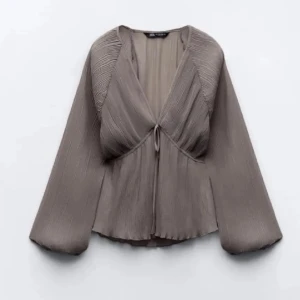 Blus - en superfin blus från zara, endast testad aldrig använd! Säljer pågrund av att den inte kommer till användning🩷