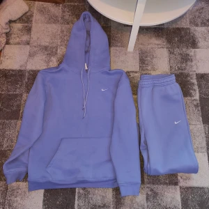 Nike tracksuit  - Säljer min Nike tracksuit i storlek M på byxorna och L på hoodie. Den är väldigt skön och har inte blivit använd länge. Ställ frågor vid funderingar 