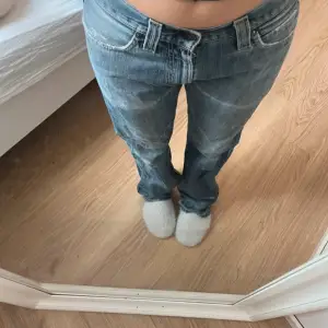 Baggy Levis jeans som är mid waist . Model 506. Slitningar på rumpan