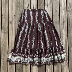 Bohemisk kjol med fint mönster💕 är ursprungligen i storlek 40 men jag har sytt in den i midjan för att passa xs-s⭐️skriv gärna vid intresse och frågor🫶