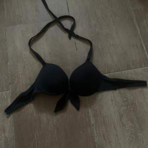 En svart bikini topp med push up. Den är i storlek 70c