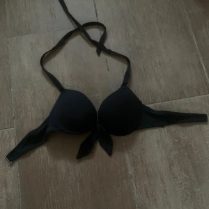Svart bikini topp med push up  - En svart bikini topp med push up. Den är i storlek 70c