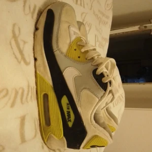 Nike Air Max  - Säljer ett par Nike skor i strl 38,5. De är i bra skick, lite slitna men inget som märks! Säljer dessa för 80kr + frakt