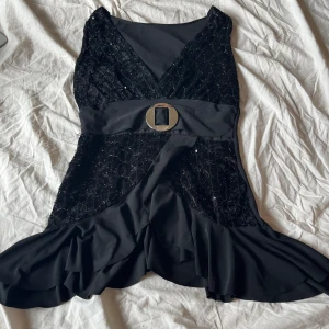 Vintage topp - Så fin vintage topp förra säljaren köpt i paris. Fint skick, men har lite repor på silver saken i mitten (se bild)❤️