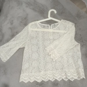 Spets topp/t-shirt - Superfin spets tröja som inte längre kommer till användning. Står inte i vilken storlek den är i men sitter bra på mig som vanligtvis är Xs/s eller vart den är köpt från. Jättefin nu till sommaren😍Skriv privat för bilder på🌺