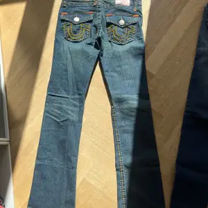 2 par True Religion Jeans i nyskick. Båda Low Cut Storlek 27 boot cut Storlek 28 slimfit