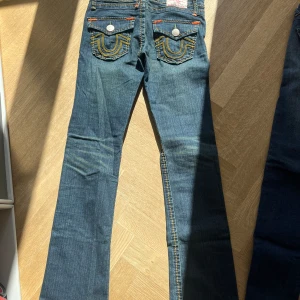 True Religion Jeans size 27 and 28 - 2 par True Religion Jeans i nyskick. Båda Low Cut Storlek 27 boot cut Storlek 28 slimfit