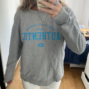 Vintage sweatshirt  - En grå vintage sweatshirt, denna är i storlek L men skulle säga mer som en M