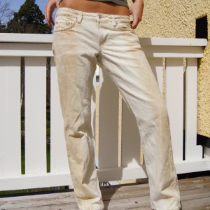 Low waist weekday arrow jeans - Midjemått 39 Innerbensmått 76 Nyskick 