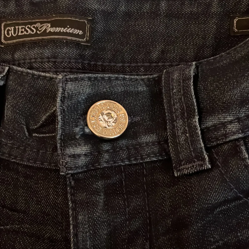 Lågmidjade raka jeans från guess!💞 midjemåttet rakt över är 35cm och innerbenslängden är 82 cm. Använd ”köp nu”. Jeans & Byxor.
