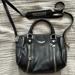 Zadig väsa  - En väldigt fin Zadig väska, köpt för två/tre år sedan, inte så andvänd. Säljer då jag har väldigt många väskor 