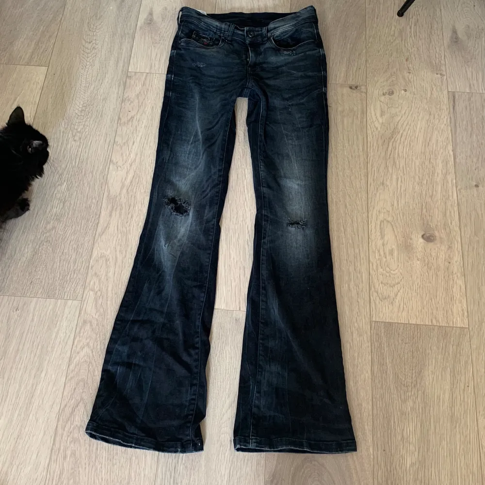 Supersnygga jeans som tyvärr är alldels för långa för mig. Jag är 158 cm, skulle säga att de passar någon runt 170🥰 Midjemåttet är ca 34cm rakt över och innerbenslängden 82cm, men relativt strechiga!. Jeans & Byxor.