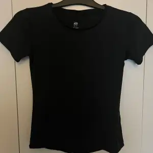 En len svart tränings T-shirt från HM. Enbart testad men aldrig använd. Jätte fin och basic. 