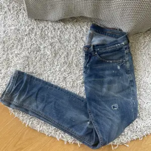 Hej! Säljer dessa skitsnygga dondup jeans i storlek 30! Jättefint skick! Tveka in vid frågor! 