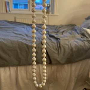 Pärlhalsband  - Säljer dessa två pärlhalsband. Första är från Åhléns och den andra vet jag ej. De är oanvända och i topp skick. Super fint nu till sommarn