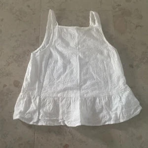 somrigt vitt linne - jättefint linne med blommiga hål perfekt nu till sommaren 