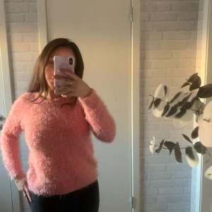 Rosa stickad tröja  - En jätte fin stickad tröja. Den är i storlek 152 men passar som s