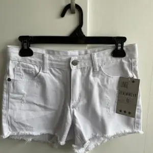 Jeans shorts perfekta nu till sommaren. Aldrig använda och i storlek 158. Säljer då det inte passar mig! 