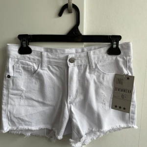 Jeans Shorts  - Jeans shorts perfekta nu till sommaren. Aldrig använda och i storlek 158. Säljer då det inte passar mig! 