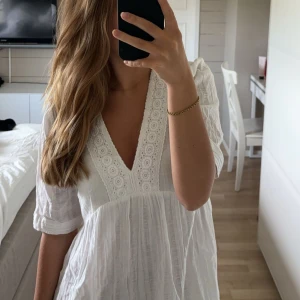 Pigalle klänning  - Säljer min fina vita linneklänning från pigalle i storlek xs. 