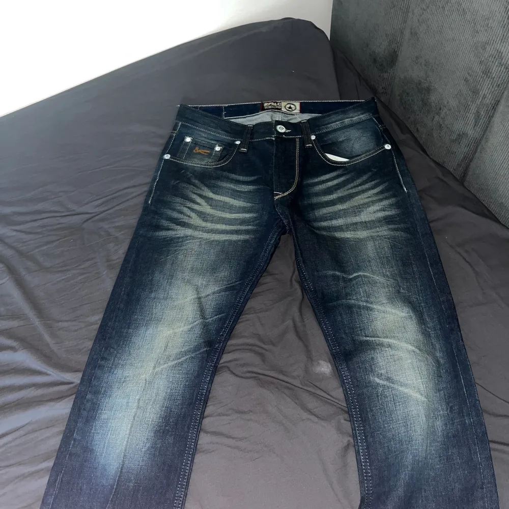 Hej! Detta är ett par jeans som tyvärr inte passar min bror längre. De är rrlativt använda men i bra skick ändå. Modellen är regular fit och passar därför alla klädstiler. W32 L34, RPBCL 1980 jeans, 7/10 kondition. Jeans & Byxor.
